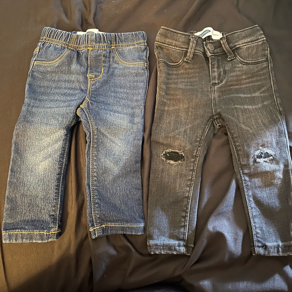 Old navy jeans for babygirls sizes 12-18 months Take both for 13$